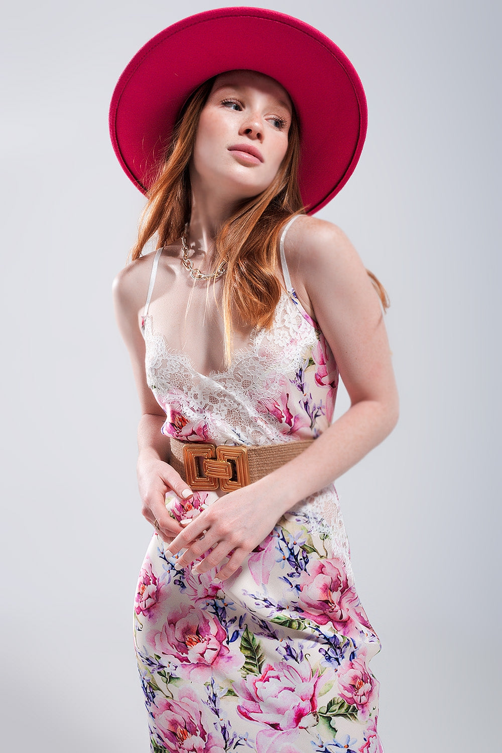 Vestido de alças com estampado de rosas e desenho decotado em cetim rosa
