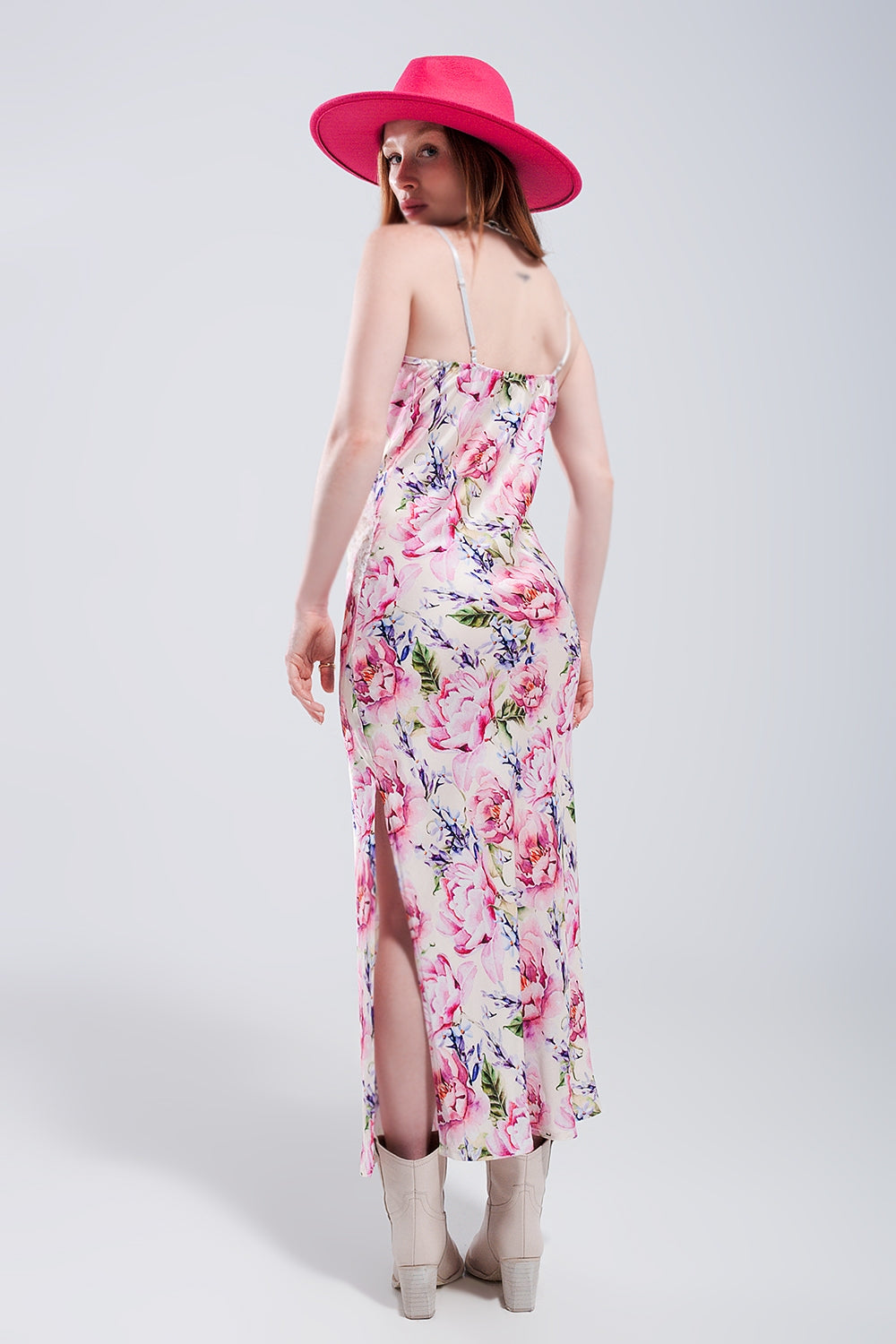 Vestido de alças com estampado de rosas e desenho decotado em cetim rosa