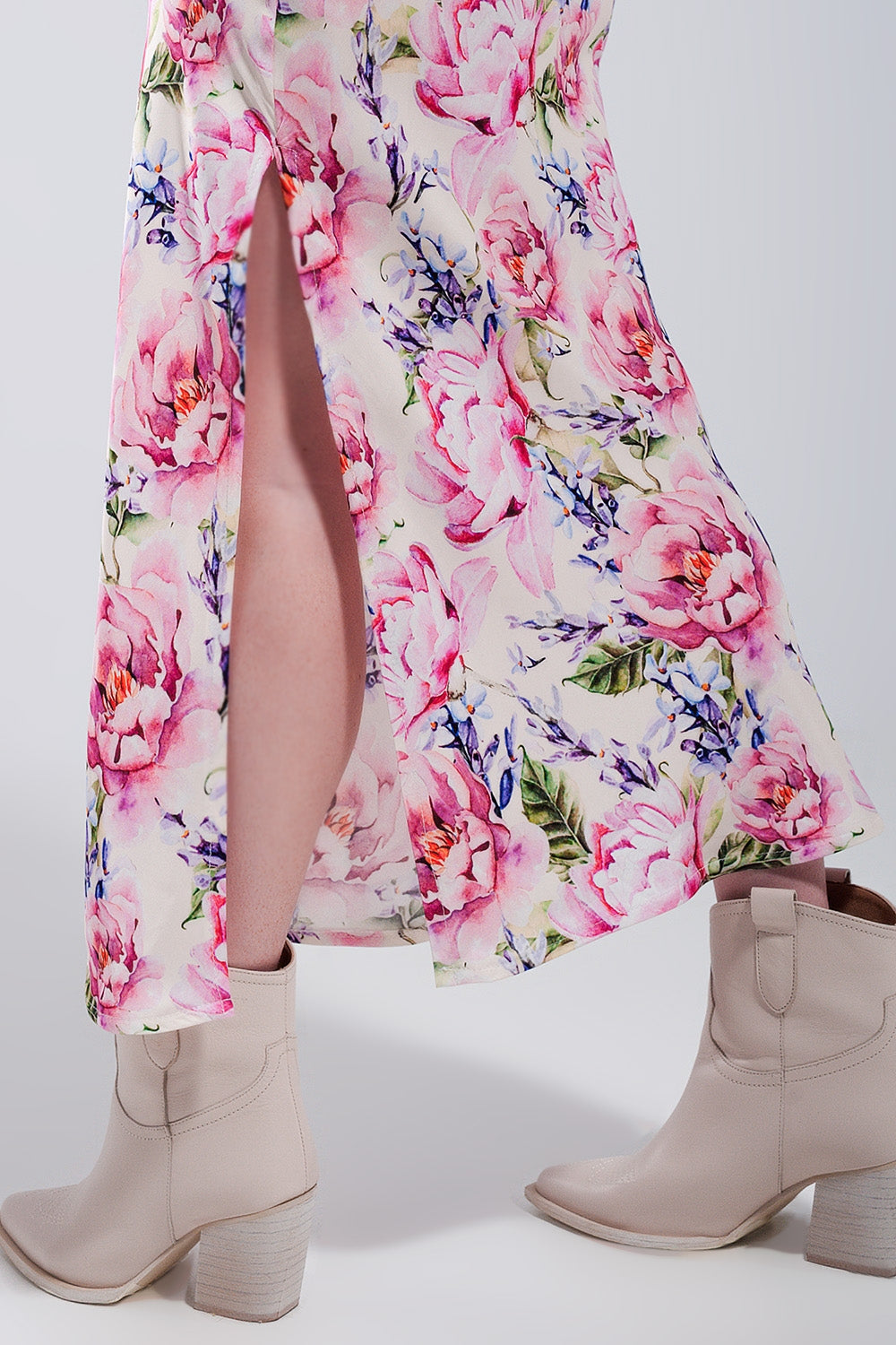 Vestido de alças com estampado de rosas e desenho decotado em cetim rosa