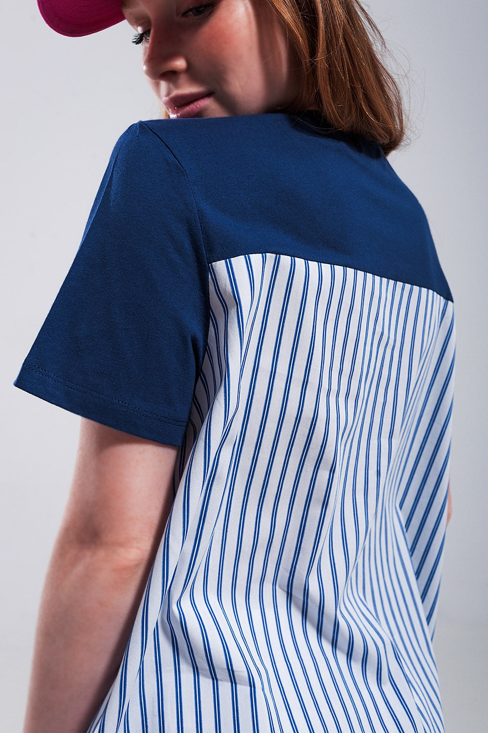 T shirt azul com desenho partido