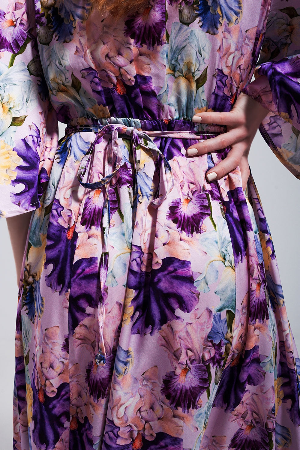 Vestido comprido com mangas de flutter e estampado de flores púrpura