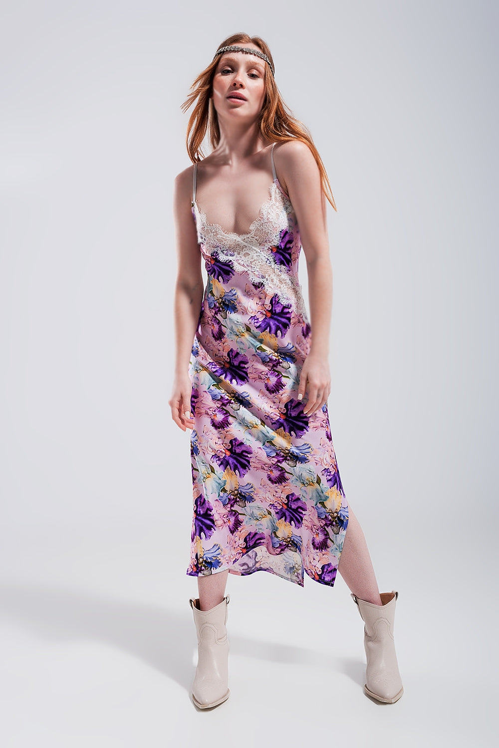Vestido de alças com estampas florais sortidas e desenho decotado em cetim púrpura