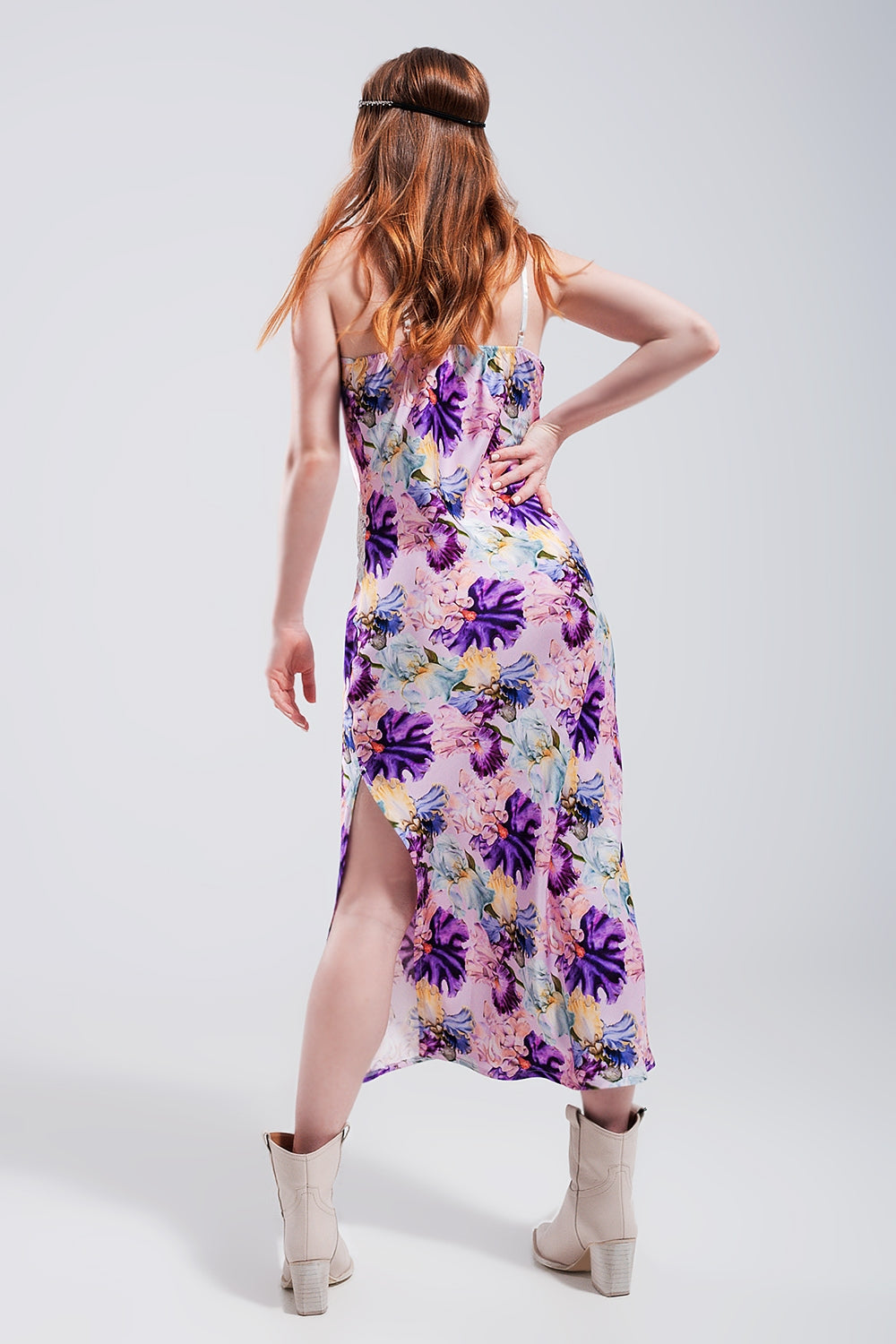 Vestido de alças com estampas florais sortidas e desenho decotado em cetim púrpura