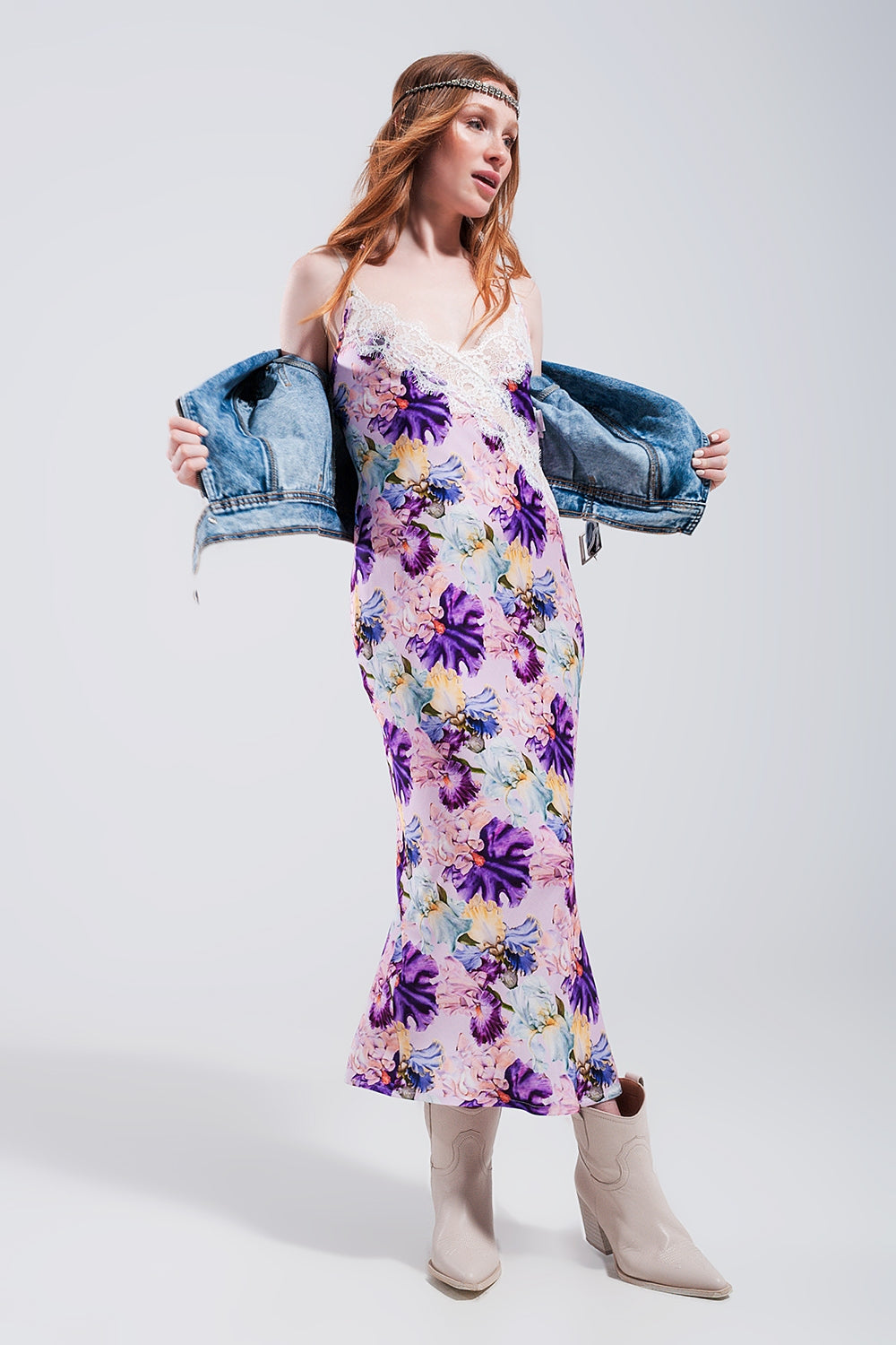 Vestido de alças com estampas florais sortidas e desenho decotado em cetim púrpura