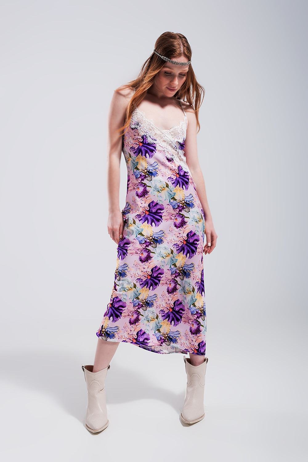 Vestido de alças com estampas florais sortidas e desenho decotado em cetim púrpura