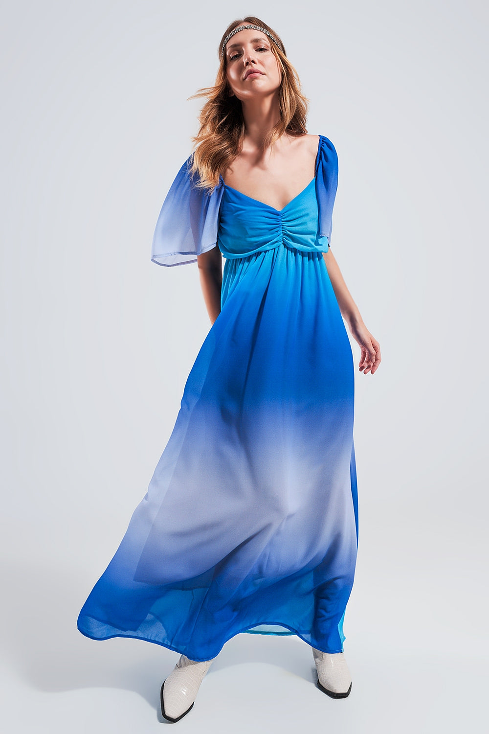 Vestido Maxi com desenho de gradiente e decote de coração azul
