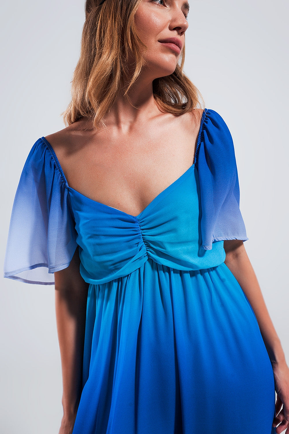 Vestido Maxi com desenho de gradiente e decote de coração azul