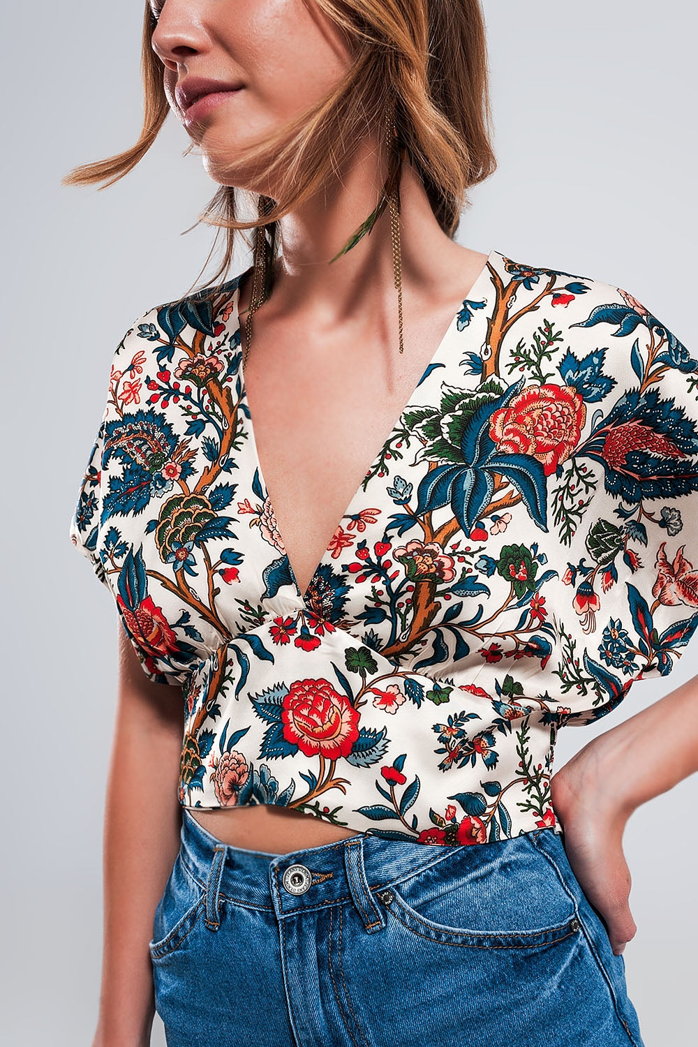 top courto com estampa paisley beige