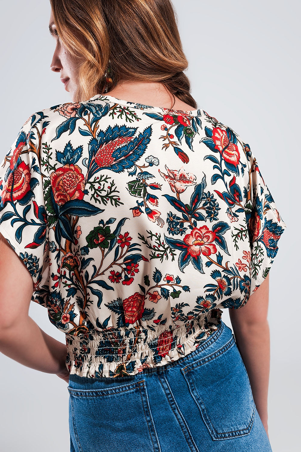 top courto com estampa paisley beige