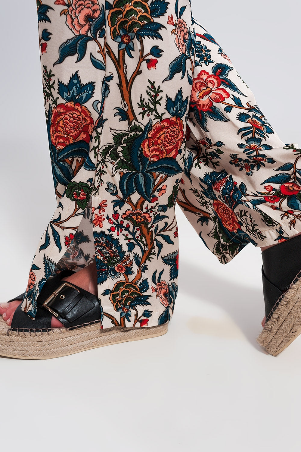 Calças de perna larga macias com padrão floral paisley beige