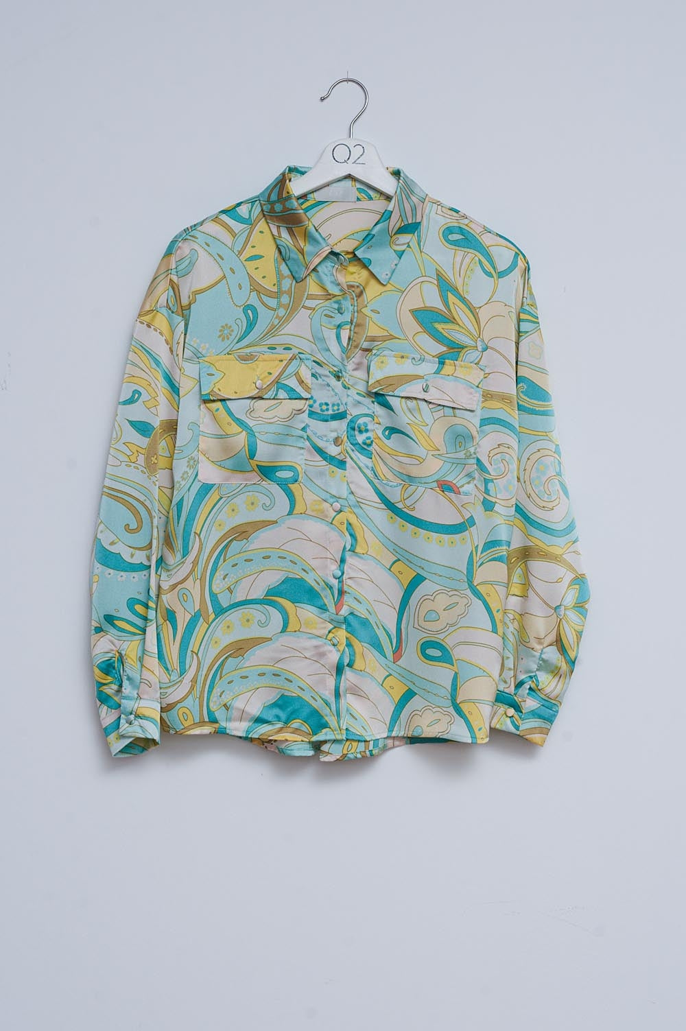 Camisa em verde com estampa abstracta