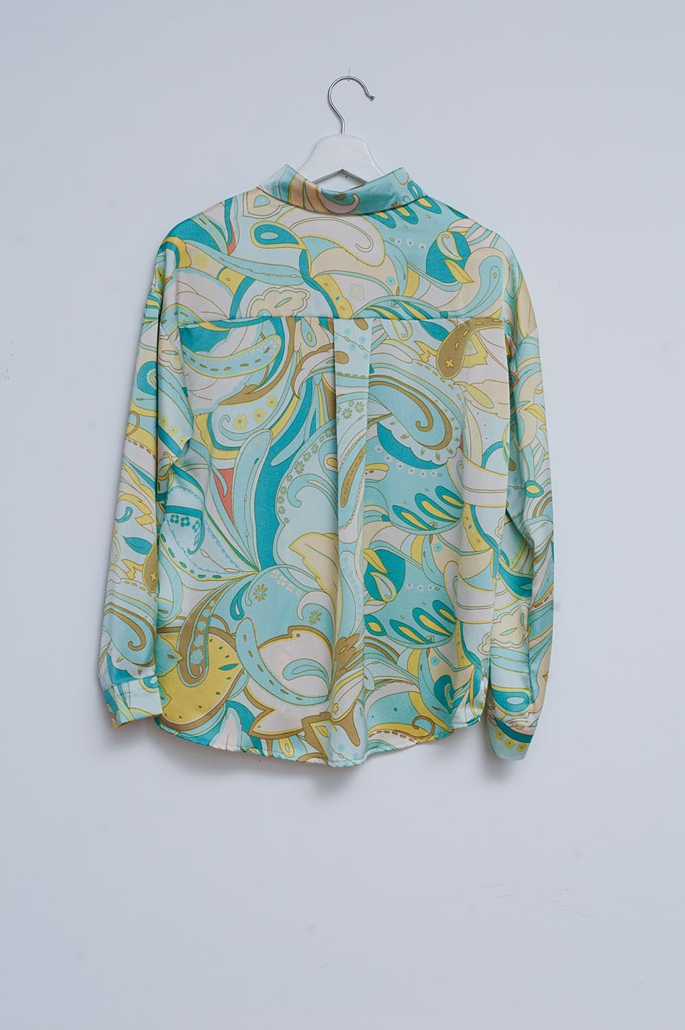 Camisa em verde com estampa abstracta