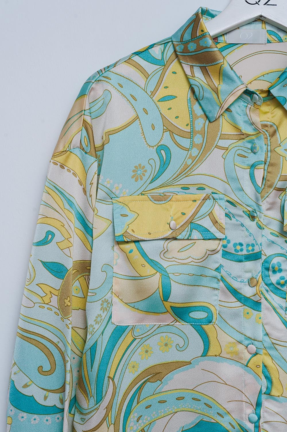 Camisa em verde com estampa abstracta