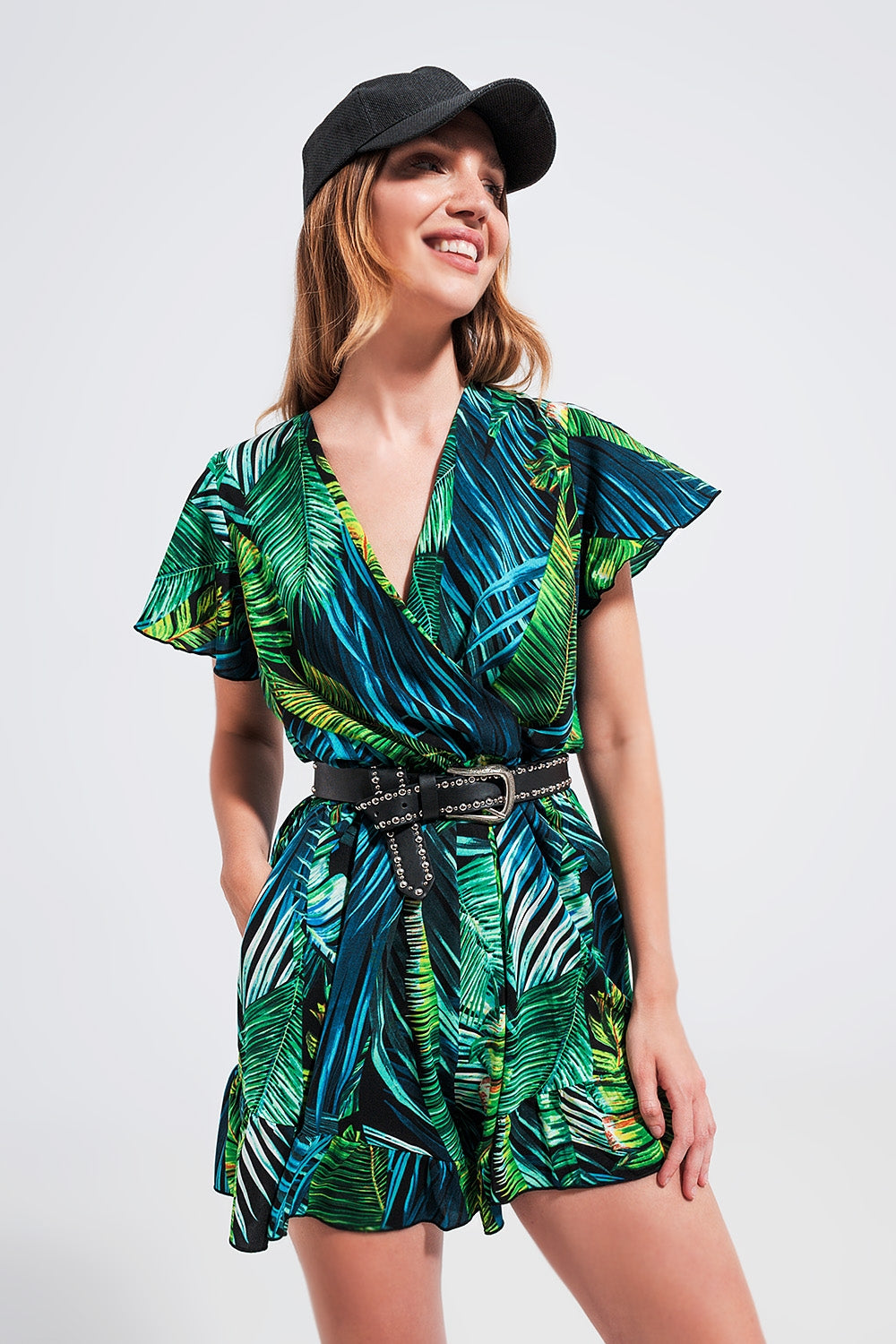 Macacão curto verde com impressão de folhas tropicais