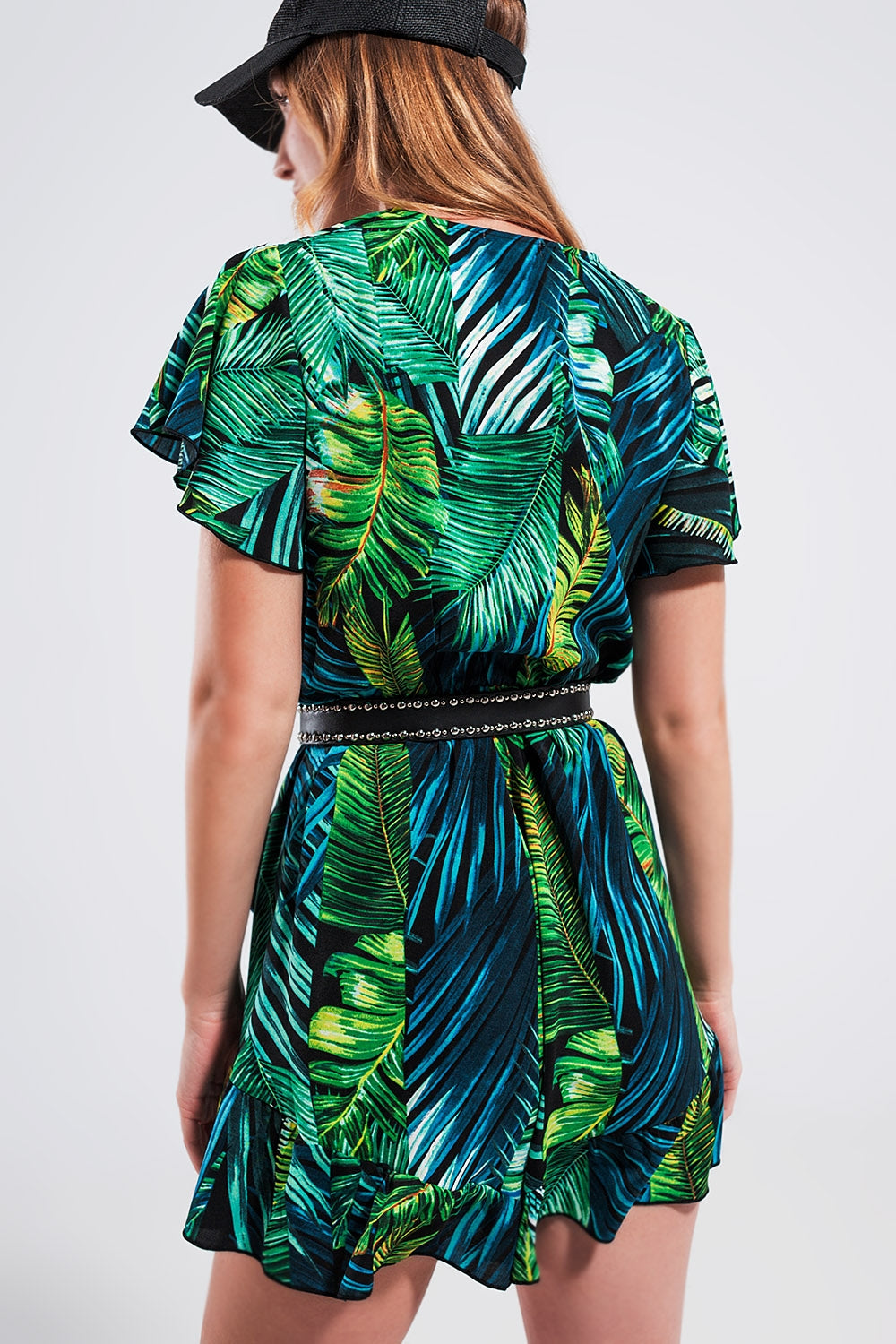 Macacão curto verde com impressão de folhas tropicais