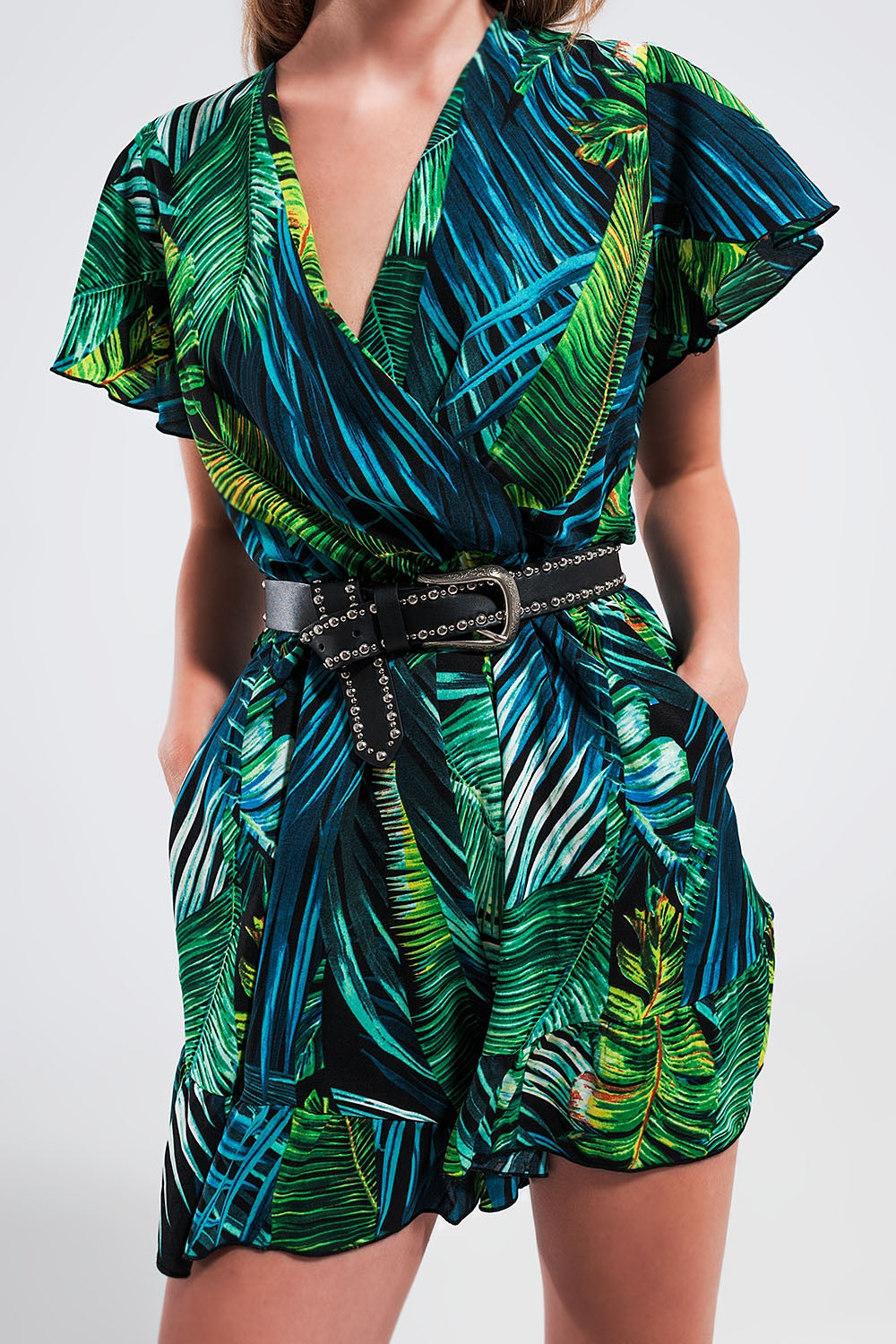 Macacão curto verde com impressão de folhas tropicais
