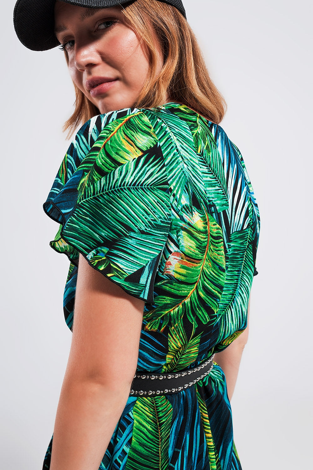 Macacão curto verde com impressão de folhas tropicais