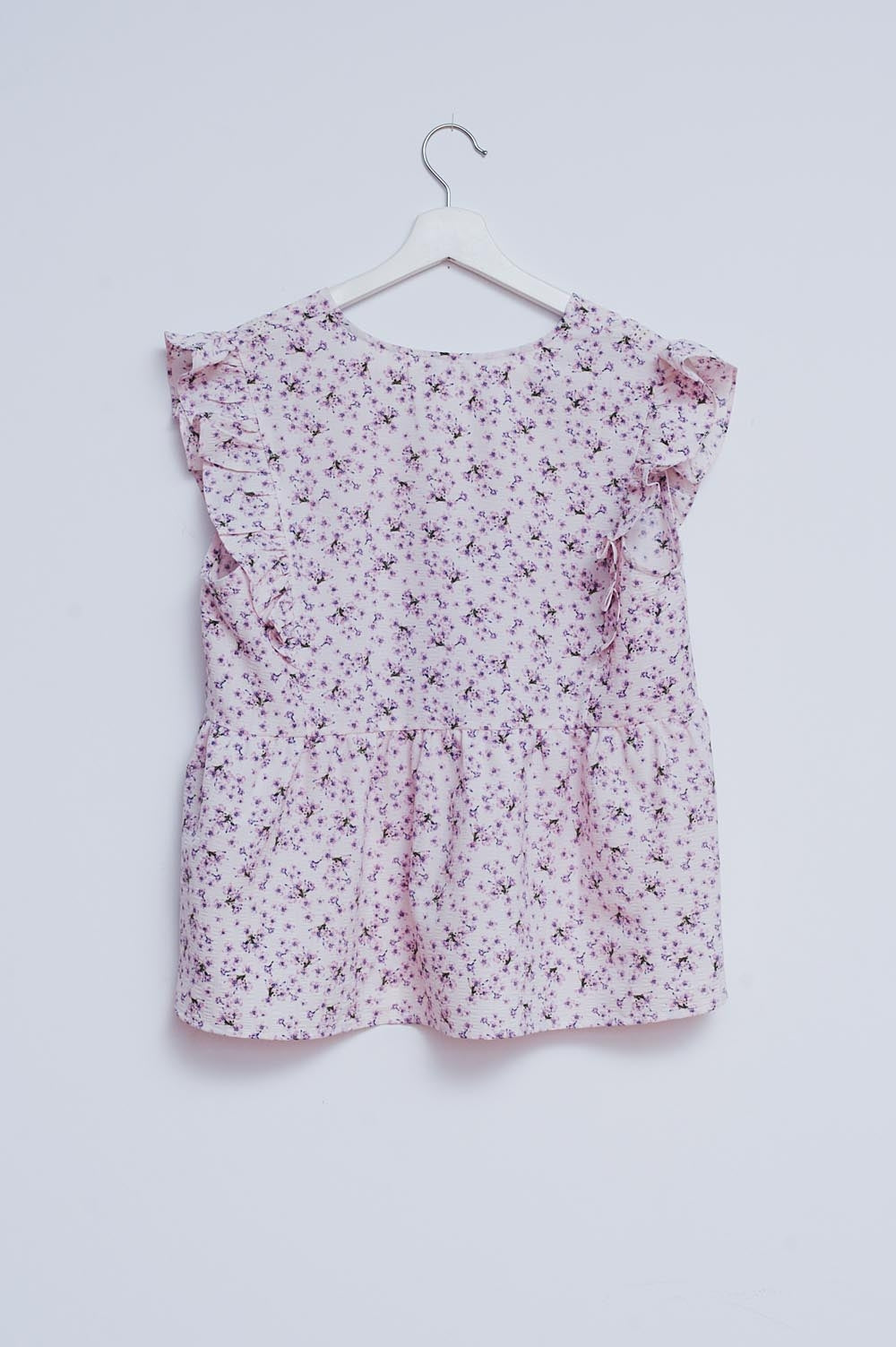 Blusa púrpura com bordados e detalhes de rufos