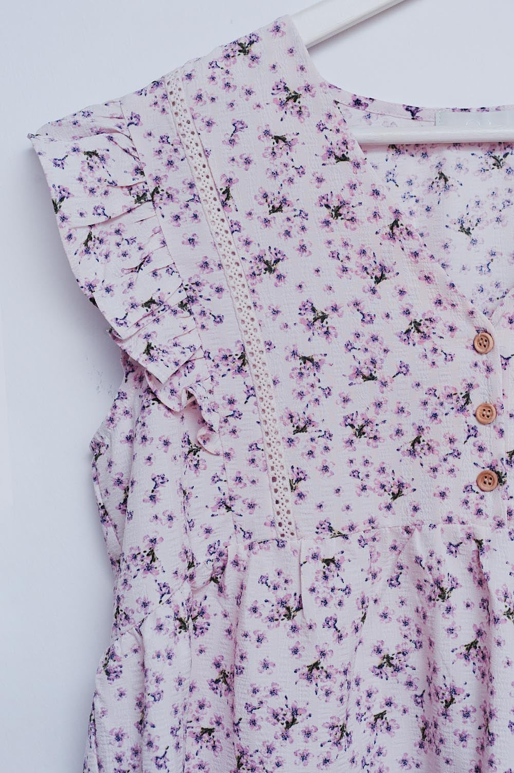 Blusa púrpura com bordados e detalhes de rufos
