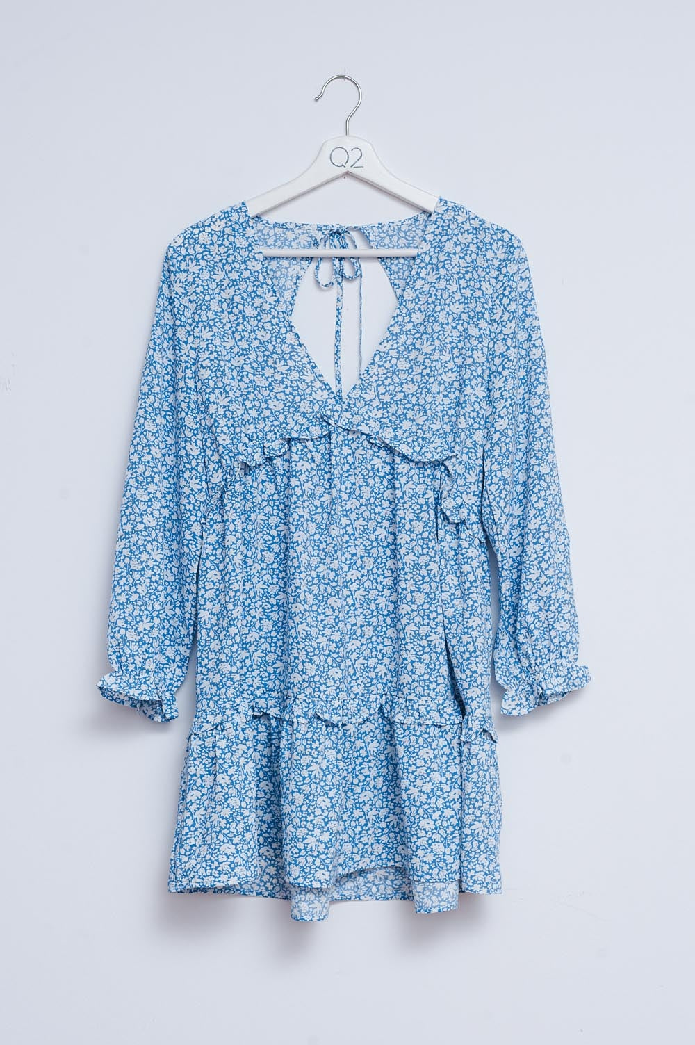 Vestido de tarde curto azul com costas abertas e estampado floral