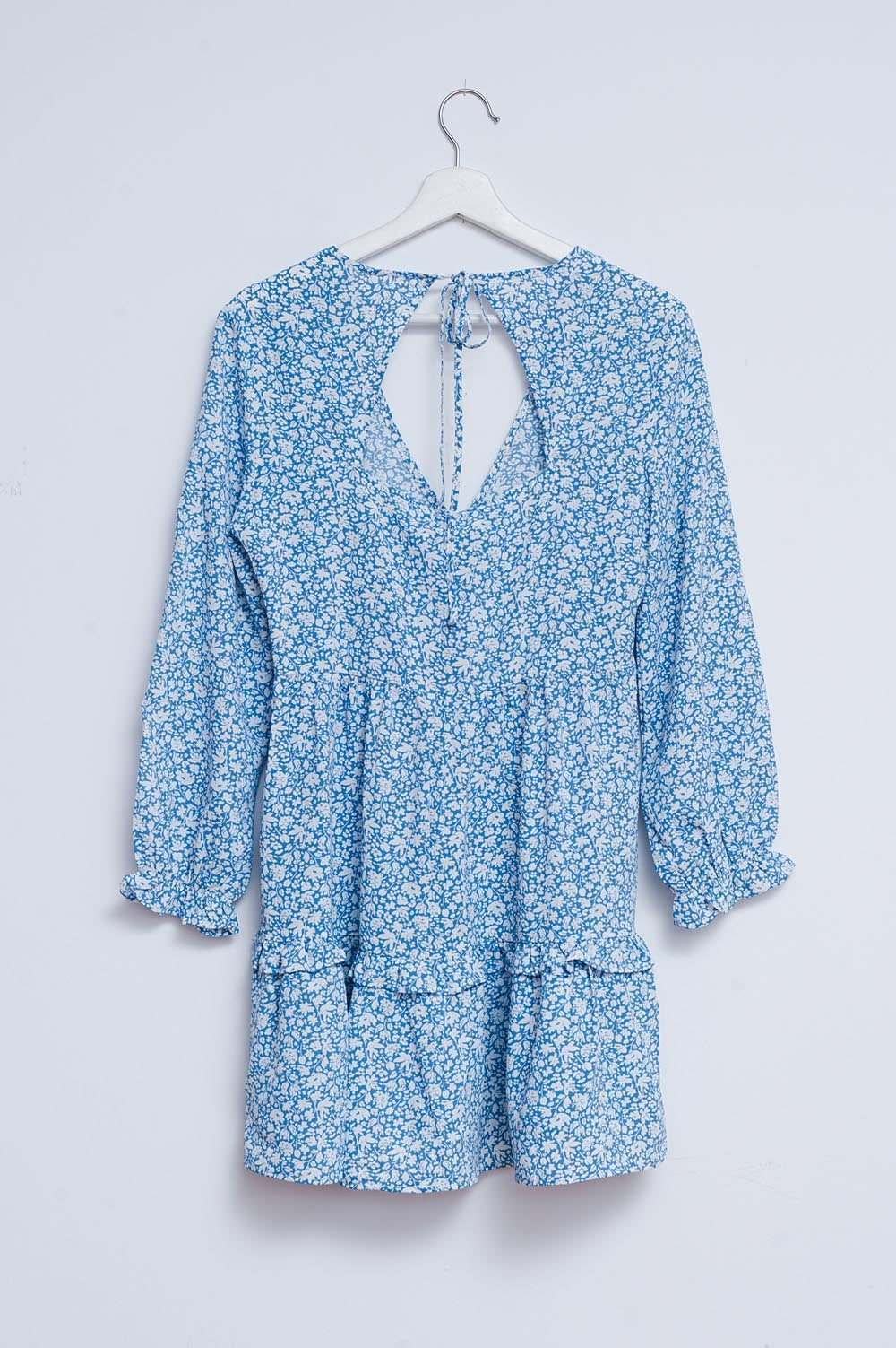 Vestido de tarde curto azul com costas abertas e estampado floral