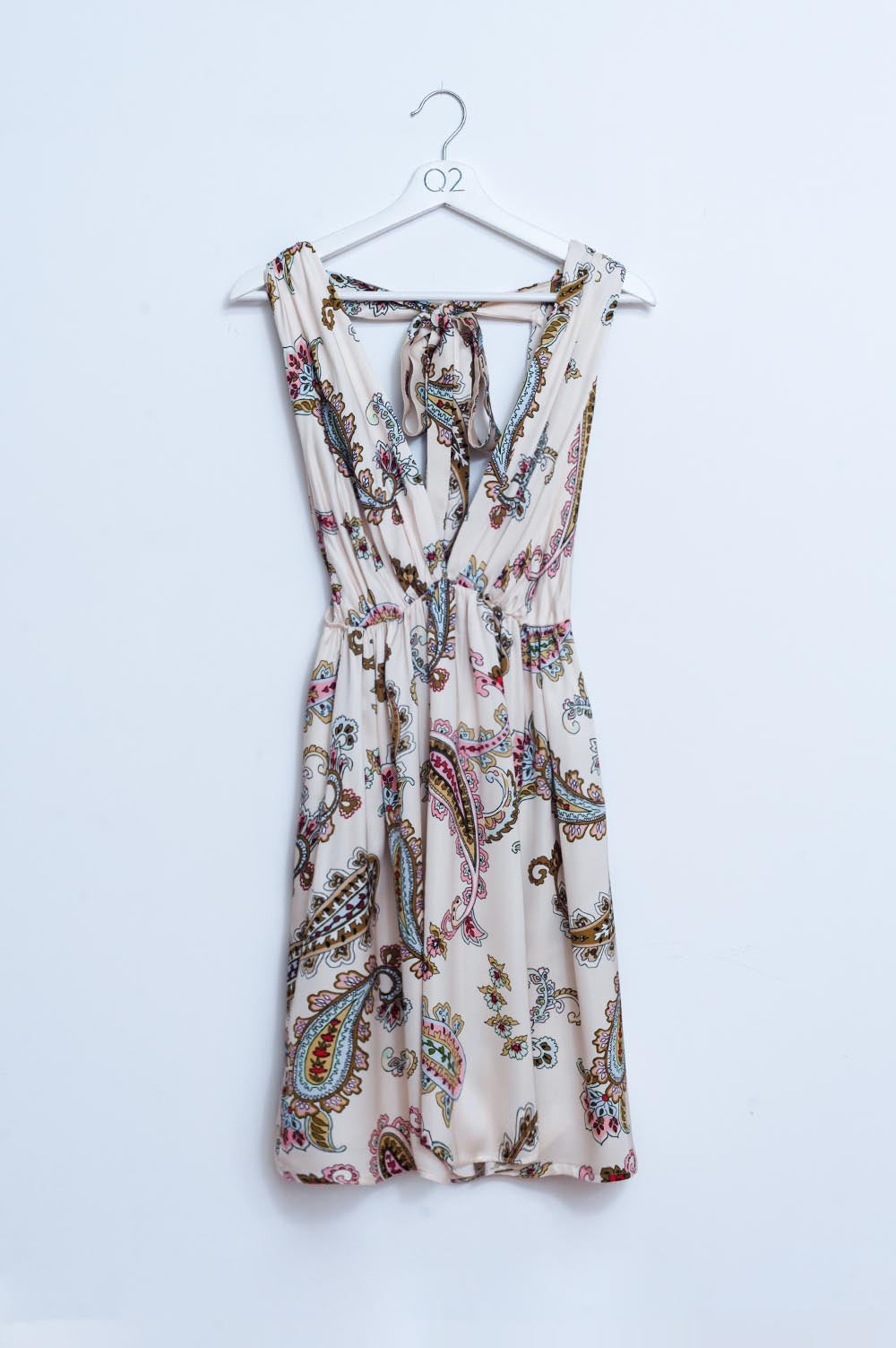 Vestido curto de estio com estampa paisley