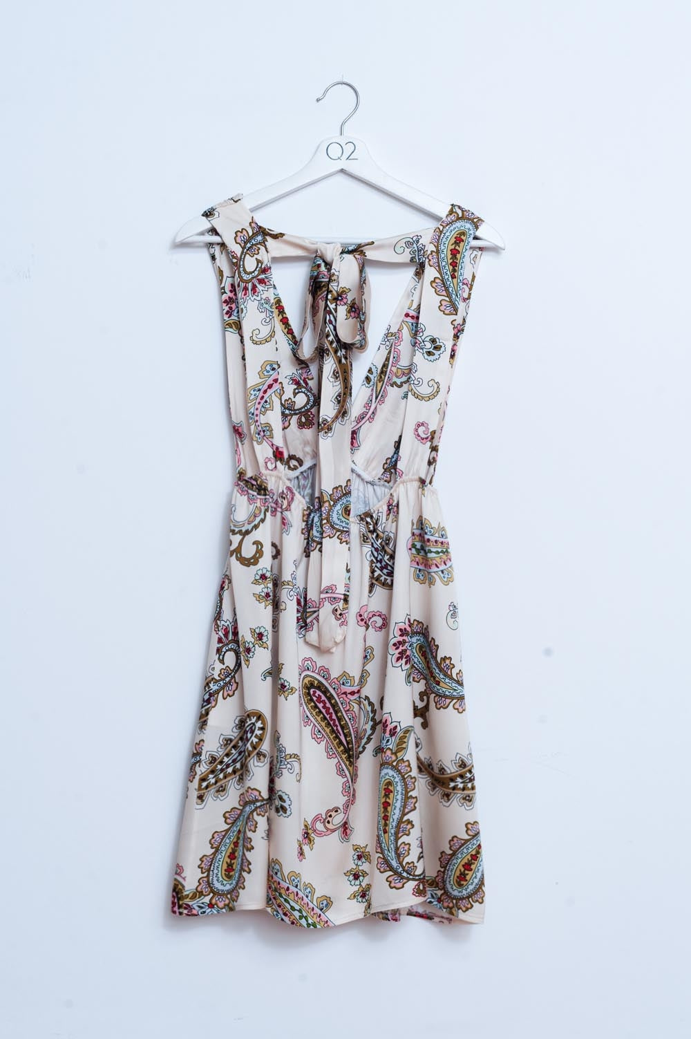 Vestido curto de estio com estampa paisley