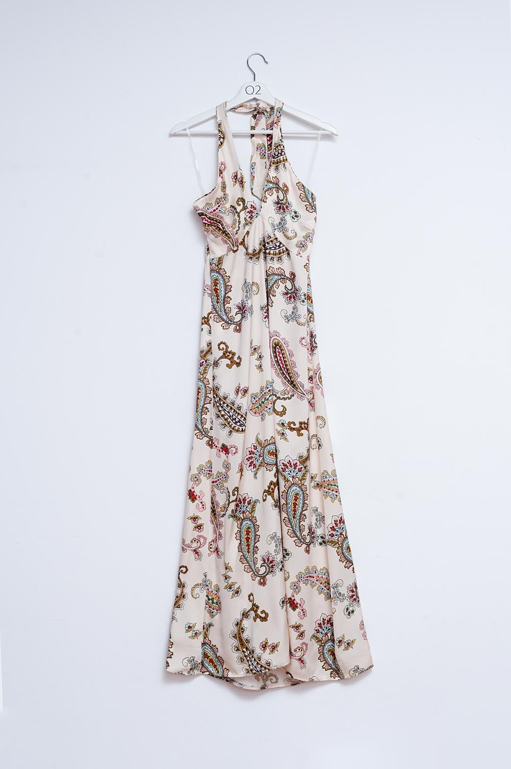 Vestido maxi decote halter em estampa paisley