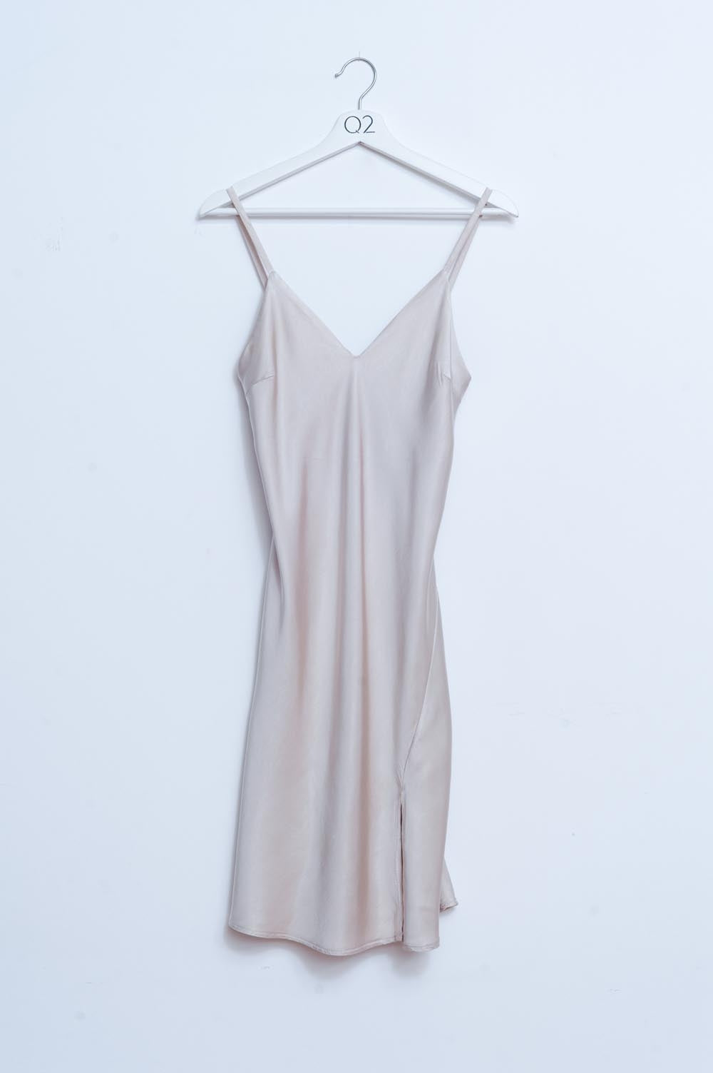 Vestido de lingerie curta bege com abertura em cetim