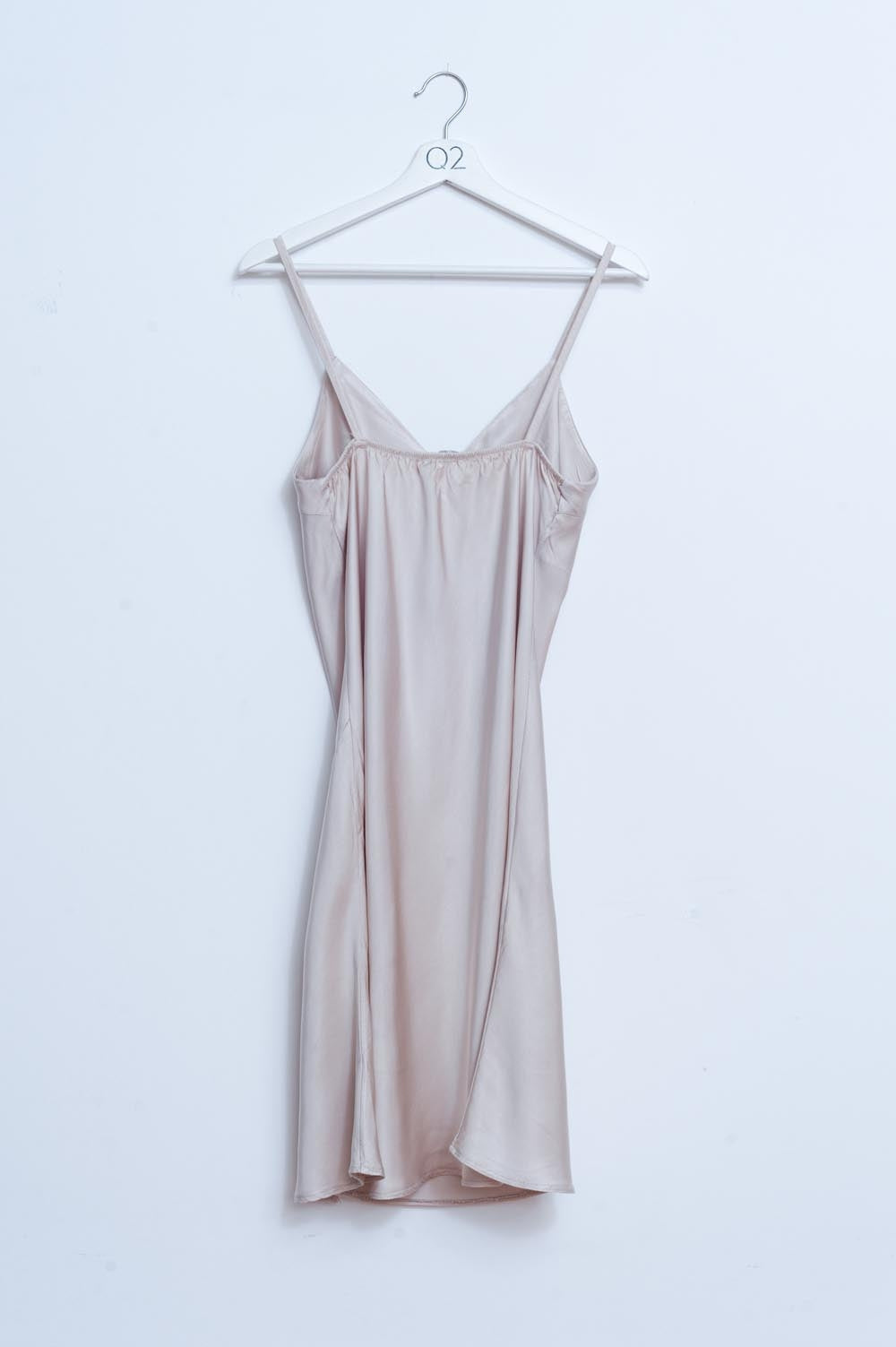 Vestido de lingerie curta bege com abertura em cetim