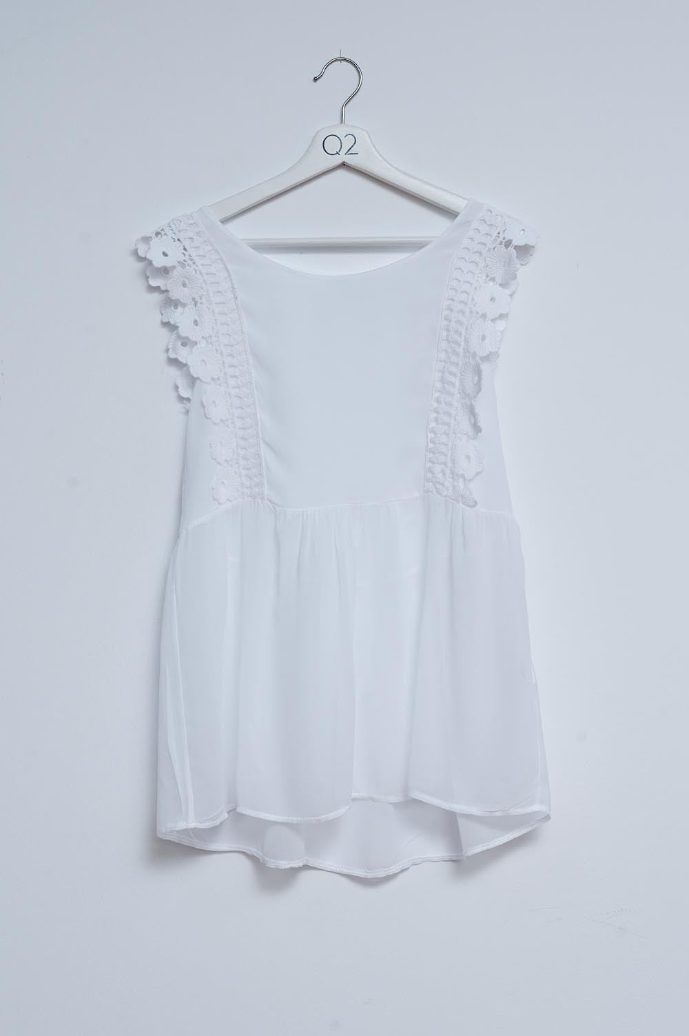 Top branco com desenho bordado e detalhe em rufos