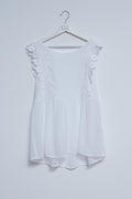 Top branco com desenho bordado e detalhe em rufos