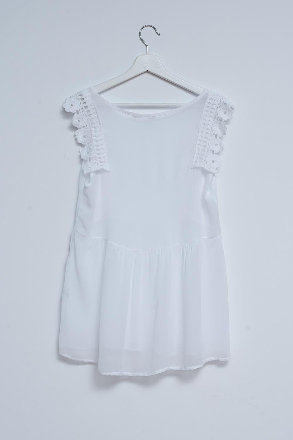 Top branco com desenho bordado e detalhe em rufos