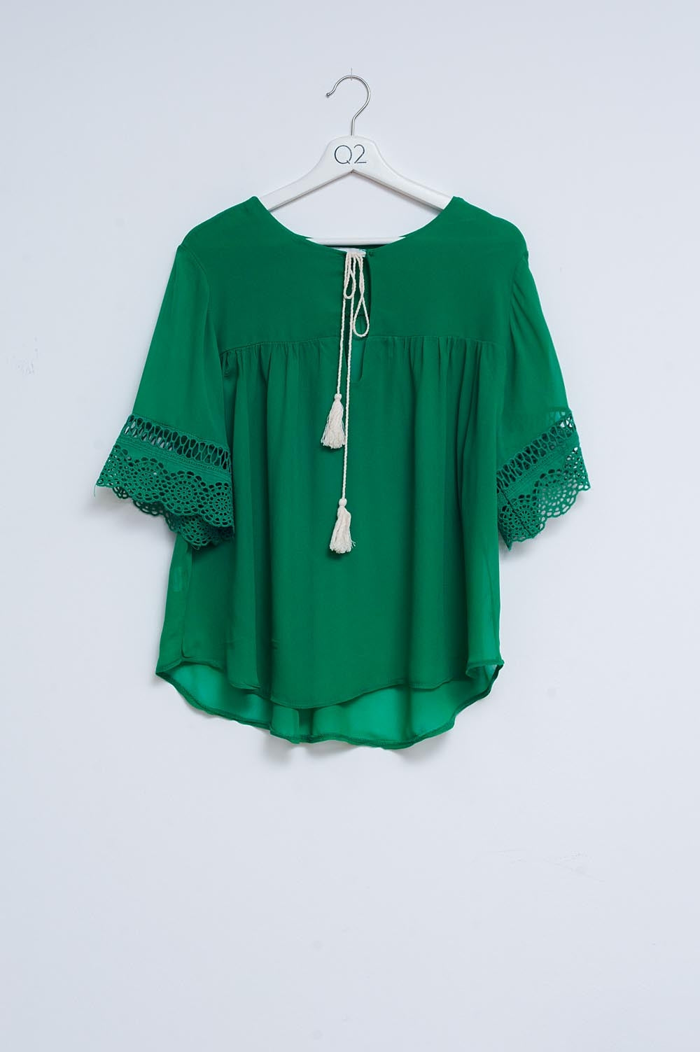Blusa verde com laçada na frente e bordados