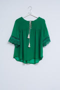 Blusa verde com laçada na frente e bordados