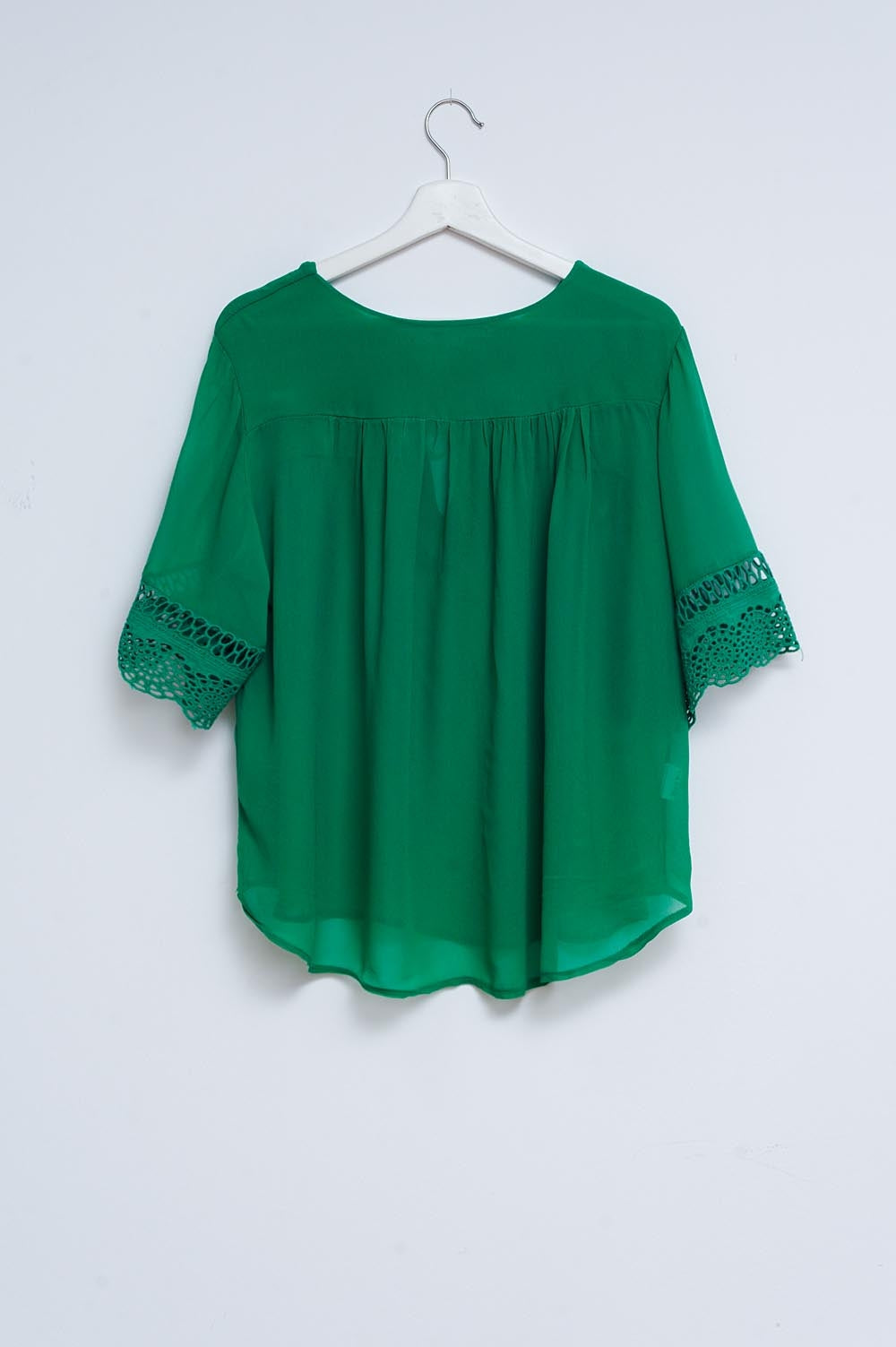 Blusa verde com laçada na frente e bordados