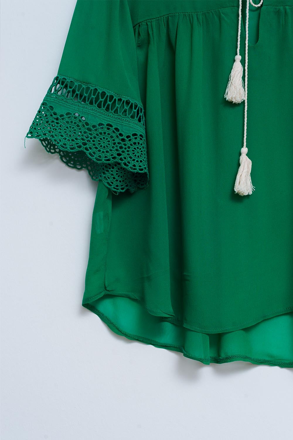 Blusa verde com laçada na frente e bordados