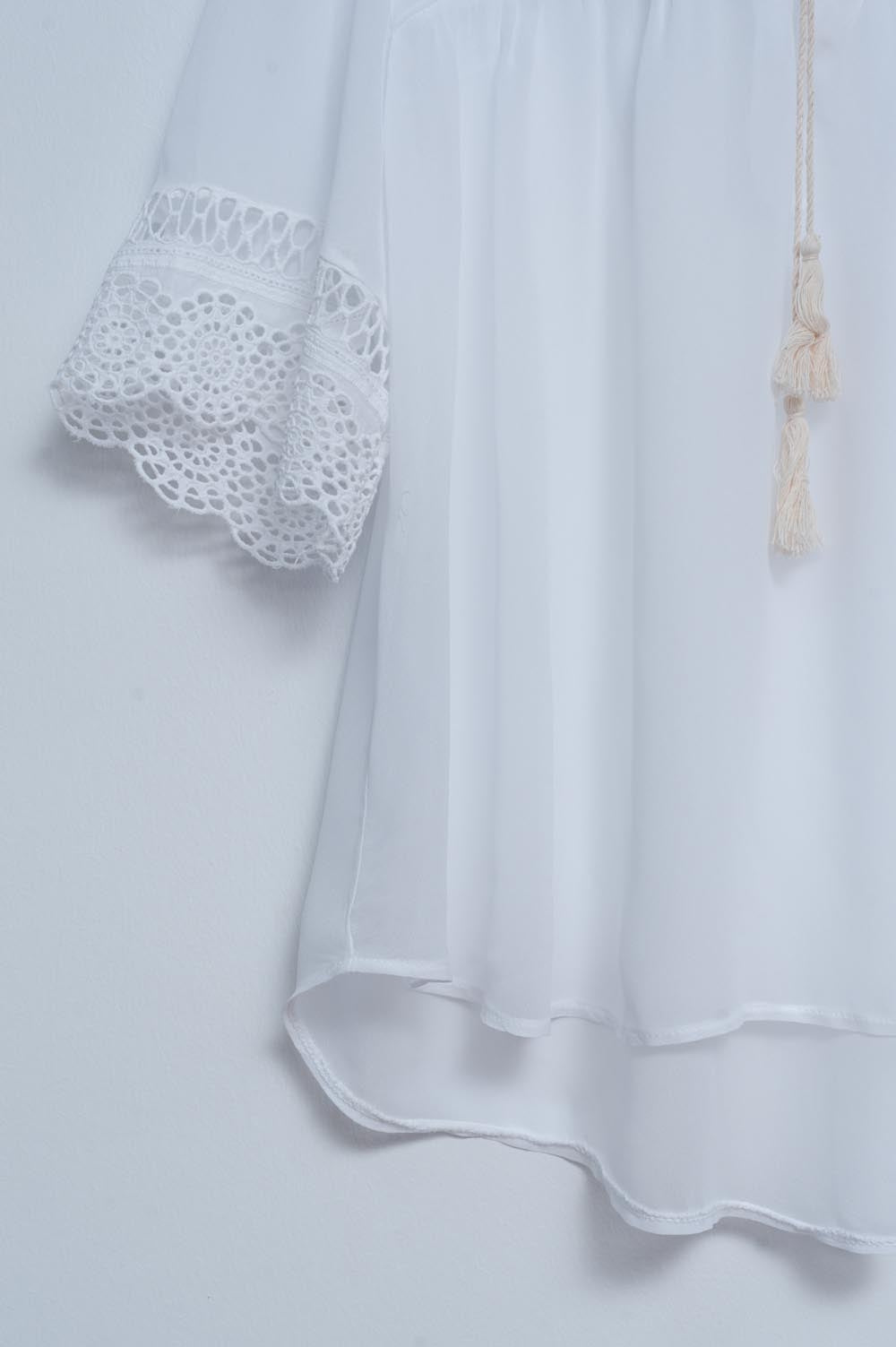 Blusa branca com laçada na frente e bordados