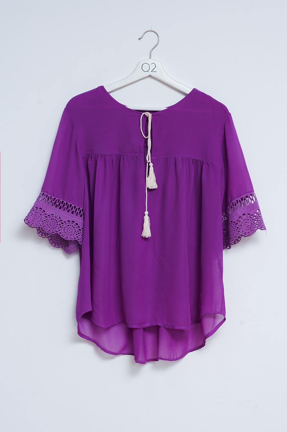 Blusa púrpura com laçada na frente e bordados