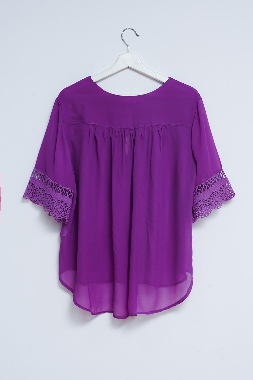Blusa púrpura com laçada na frente e bordados