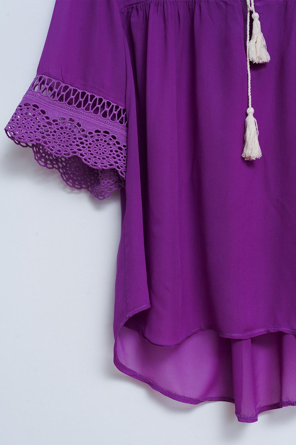 Blusa púrpura com laçada na frente e bordados