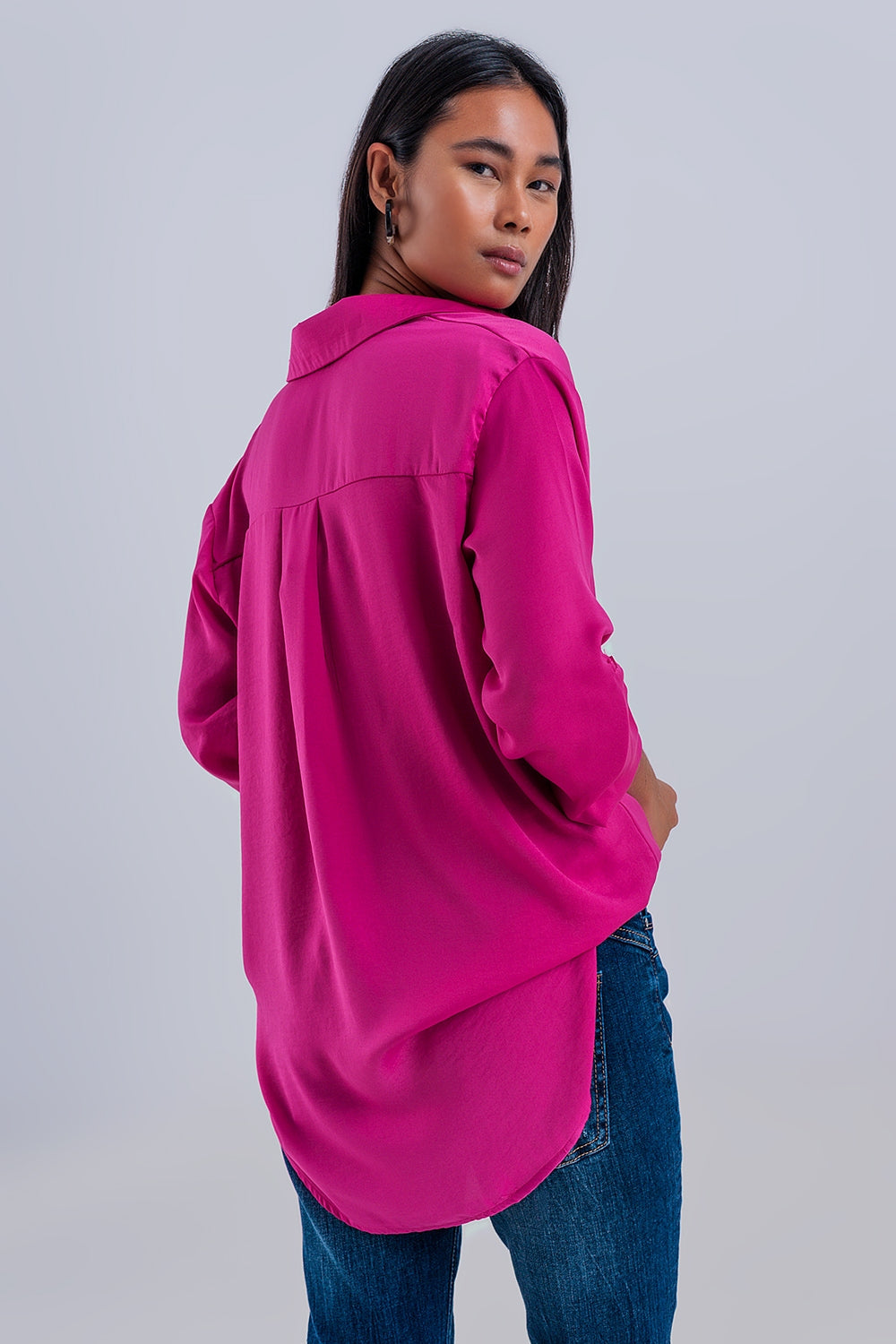 Camisa de cetim de manga comprida de cor fúcsia