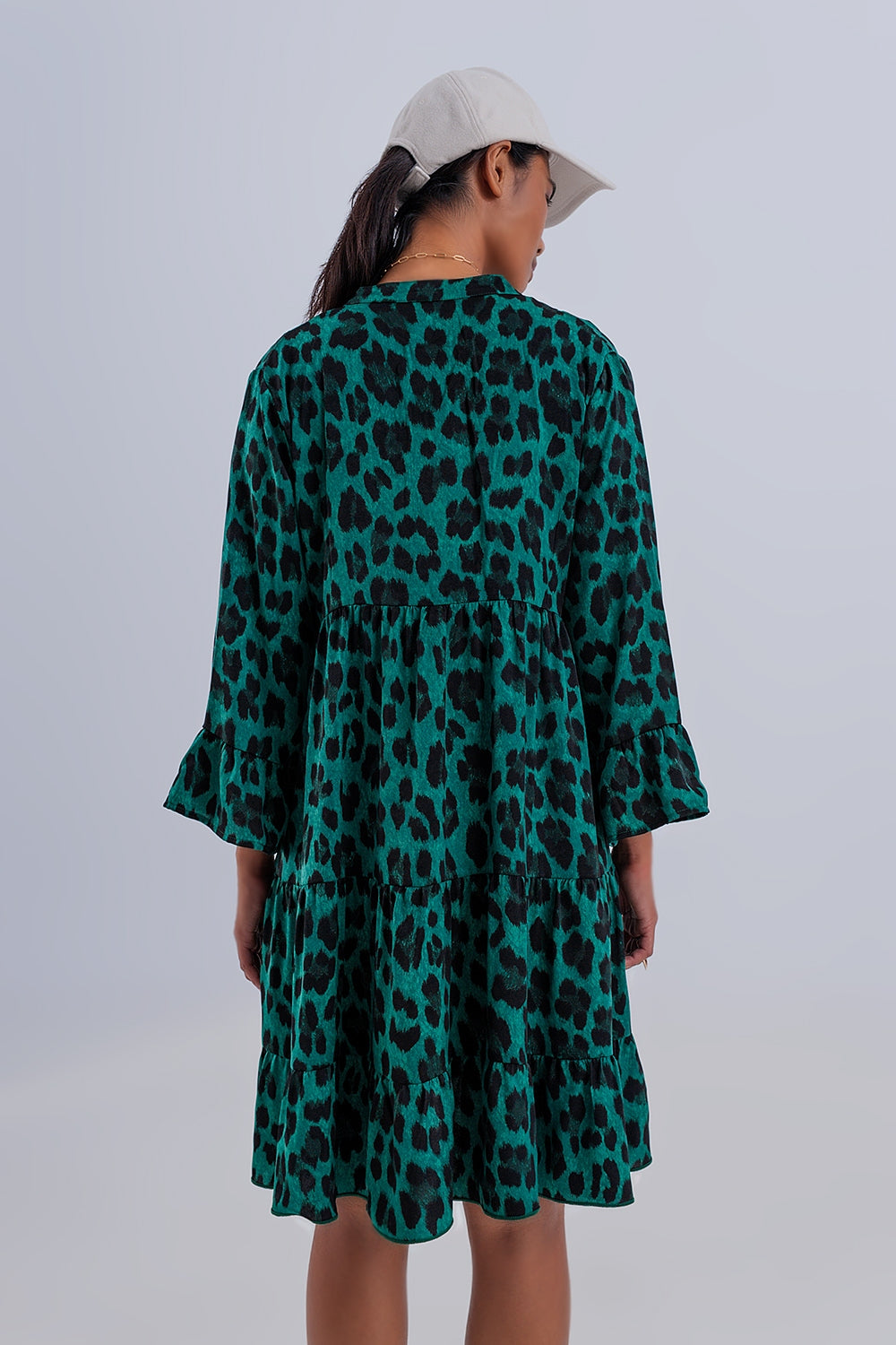 Vestido curto com desenho em camadas e impressão animal verde