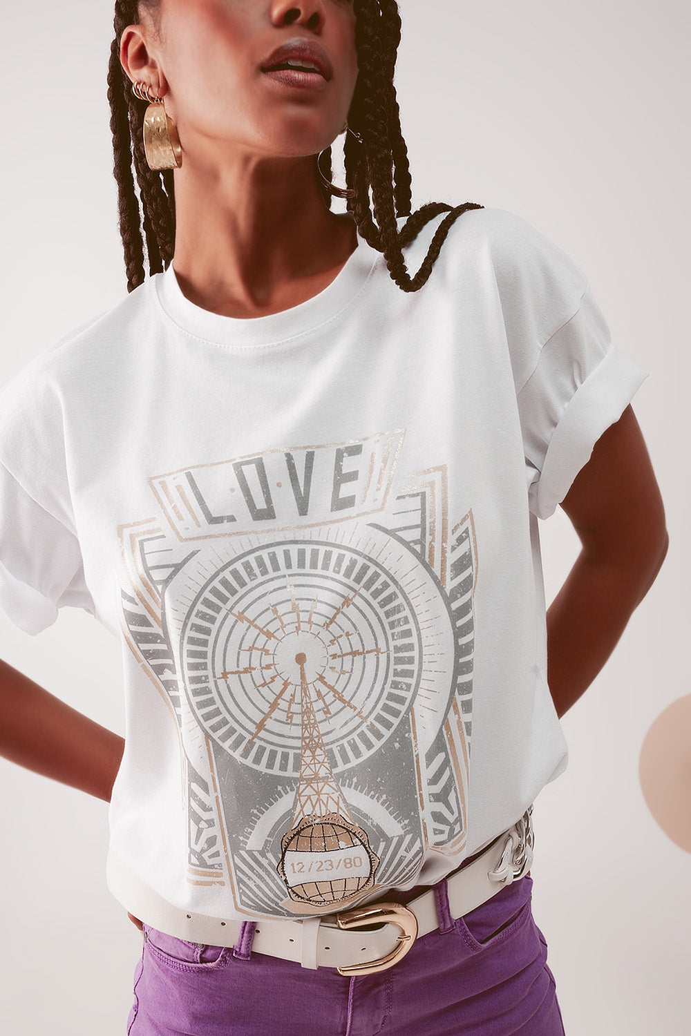 camiseta branca com logo vintage