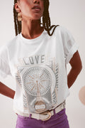 camiseta branca com logo vintage