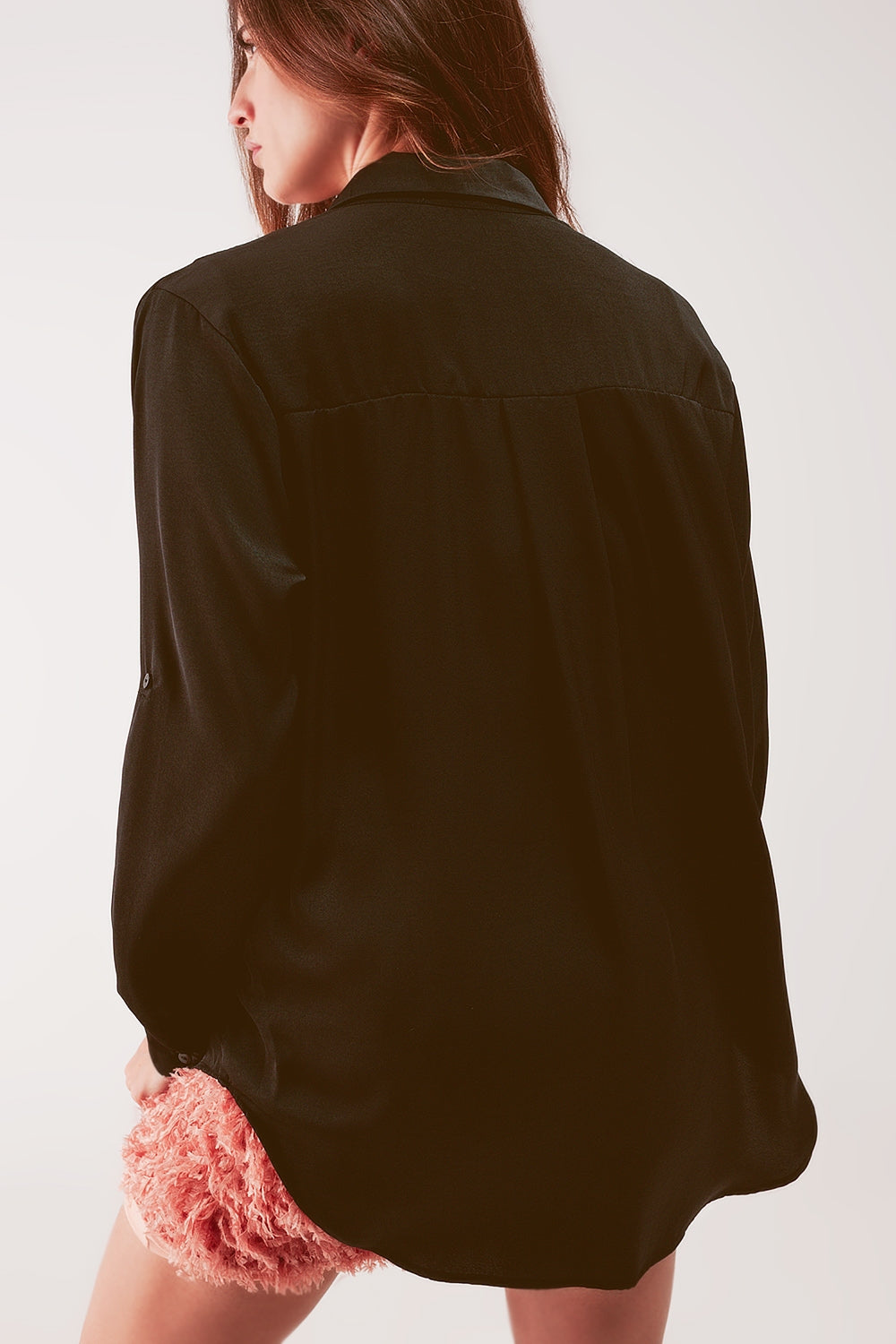 Camisa de cetim de manga comprida de cor preto