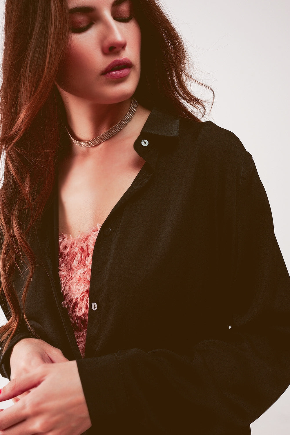 Camisa de cetim de manga comprida de cor preto
