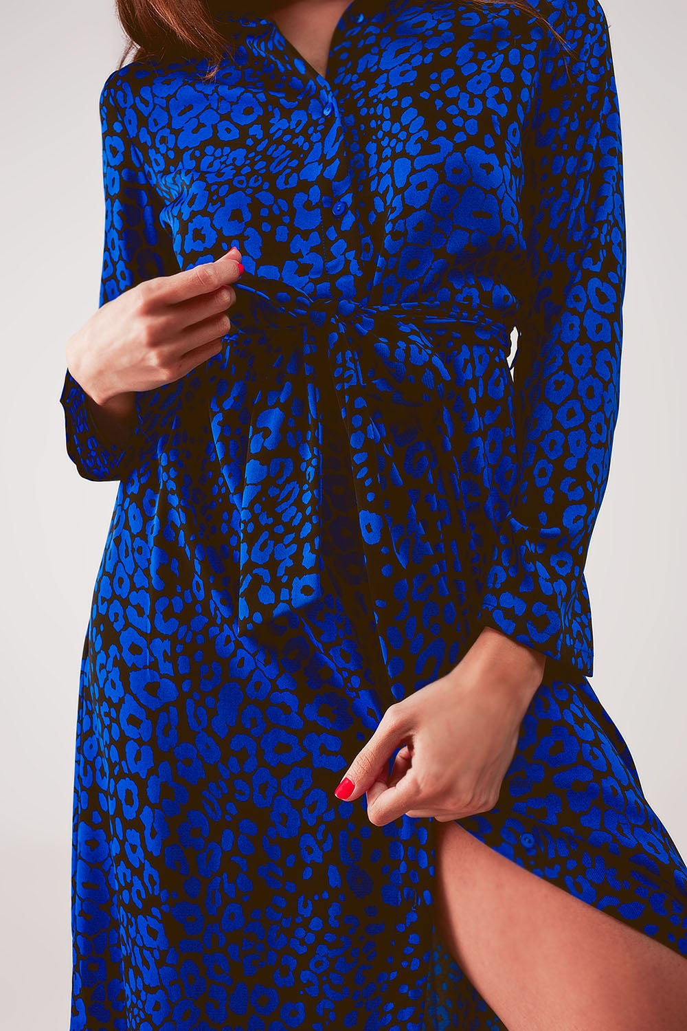 Vestido Maxi blusa com cinto e padrão de pele de animal em azul