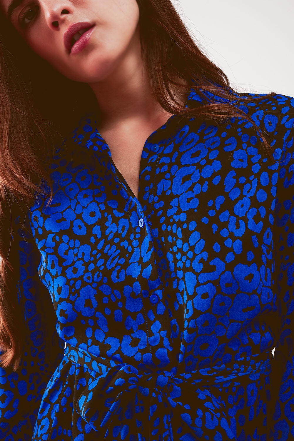 Vestido Maxi blusa com cinto e padrão de pele de animal em azul