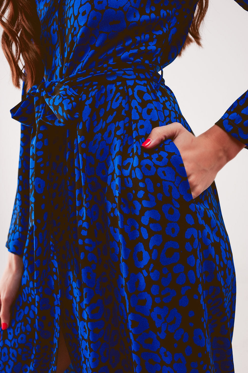 Vestido Maxi blusa com cinto e padrão de pele de animal em azul